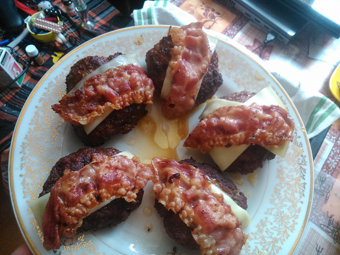 Famózní burgery +  (domácí bulky), připravené hotové maso se slaninou a sýrem