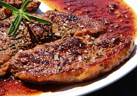 Flambovaný rump steak s omáčkou s brandy