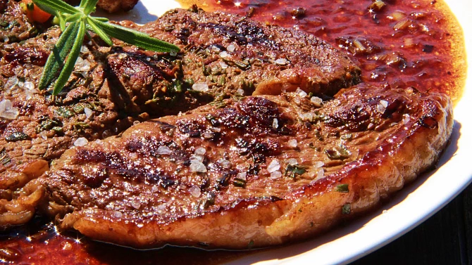 Flambovaný rump steak s omáčkou s brandy