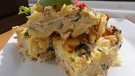 Zapečené  brambory s baby špenátem, uzeným masem a smetanou