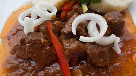 Guláš z hovězího krku na feferonce a pivě
