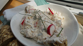 Hermelínový salát s ředkvičkami