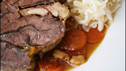 Hovězí kližka s mrkví, dušená v papiňáku v pomerančové šťávě, detail šťávy bez zahuštění