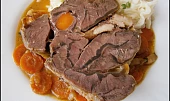 Hovězí kližka s mrkví, dušená v papiňáku v pomerančové šťávě, Detail masa na řezu