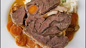 Hovězí kližka s mrkví, dušená v papiňáku v pomerančové šťávě, Detail masa na řezu