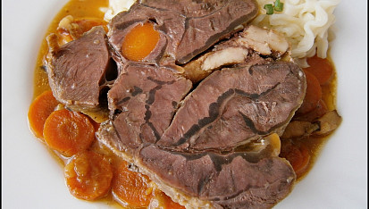 Hovězí kližka s mrkví, dušená v papiňáku v pomerančové šťávě, Detail masa na řezu