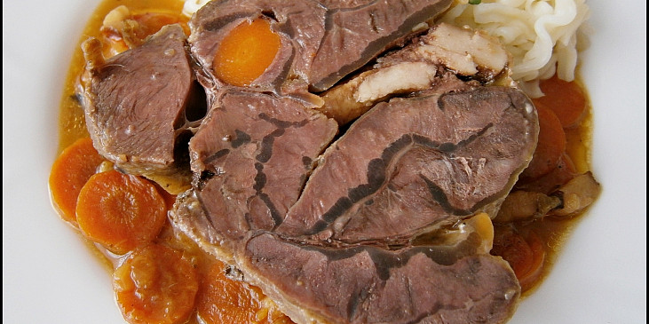 Hovězí kližka s mrkví, dušená v papiňáku v pomerančové šťávě (Detail masa na řezu)