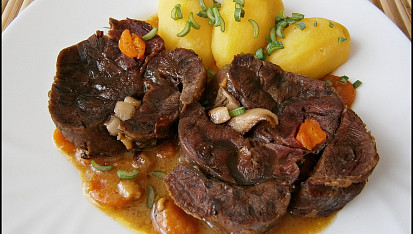 Hovězí kližka s mrkví, dušená v papiňáku v pomerančové šťávě, Ze zahuštěnou šťávou s křenem a bramborem