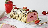 Jahodový smetanový dort (mousse), v podobě tunelu