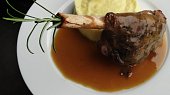 Jehněčí kolínko s bramboro-celerovým pyré, Jehněčí kolínko s bramboro-celerovým pyré