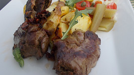 Kachní játra na na cibulce, baby špenátu a slanině