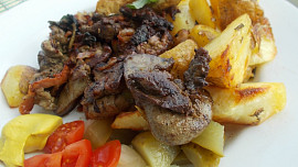 Kachní játra na na cibulce, baby špenátu a slanině