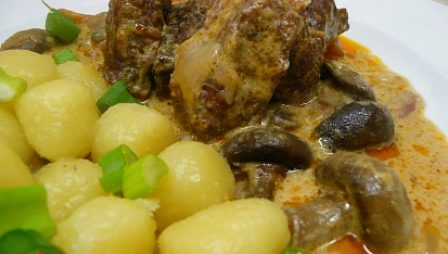 Kančí kostky na zelenině a žampionech