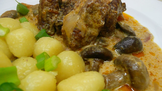 Kančí kostky na zelenině a žampionech