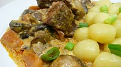 Kančí kostky na zelenině a žampionech