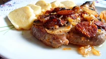 Krkovička pečená na zelí se slaninou, klobásou a žampiony