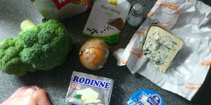 Kuřecí nudličky s omáčkou z brokolice, nivy a smetany (Suroviny.)