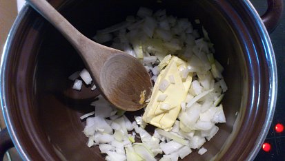 Kuřecí nudličky s omáčkou z brokolice, nivy a smetany