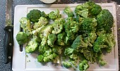 Kuřecí nudličky s omáčkou z brokolice, nivy a smetany