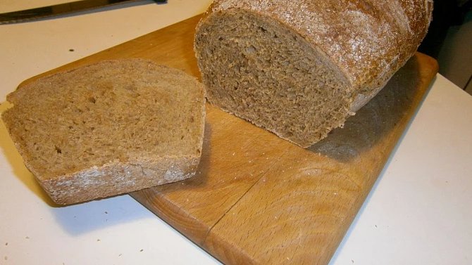 Kváskový chlieb s celozrnnou múkou a melasou