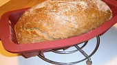 Kváskový chlieb s celozrnnou múkou a melasou