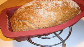 Kváskový chlieb s celozrnnou múkou a melasou
