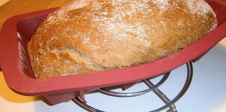 Kváskový chlieb s celozrnnou múkou a melasou