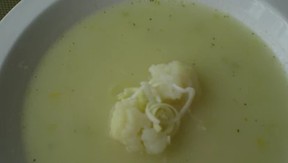 Květáková polévka s pečeným česnekem