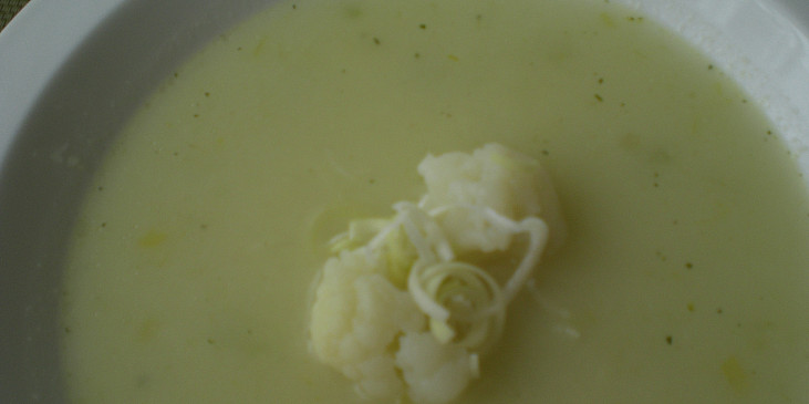 Květáková polévka s pečeným česnekem