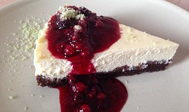 Limetkový cheesecake s přelivem z lesního ovoce a bazalkovým cukrem