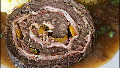 Masová roláda z koníka s bůčkovým závinem, Detail masa na řezu