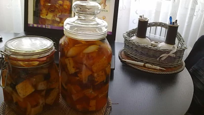 Nakladáná směs pěti sýrů, česneku a sušených rajčat s bylinkami