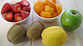 Ovocný salát s bazalkovou zálivkou a jogurtovou zmrzlinou, suroviny ovoce