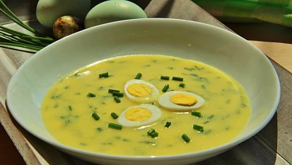 Pažitková žloutková polévka