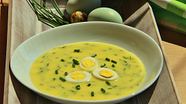 Pažitková žloutková polévka