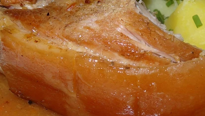 Pečená vepřová plec prošpikovaná mladým česnekem