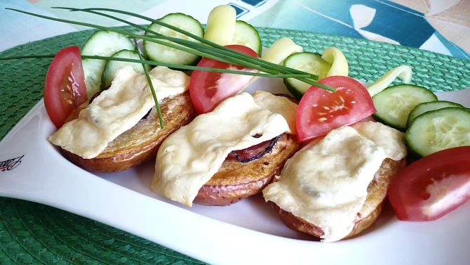 Pečené brambory se slaninou a sýrem