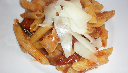 Penne s rajčatovou omáčkou, sušenými rajčaty, pancettou a pecorinem