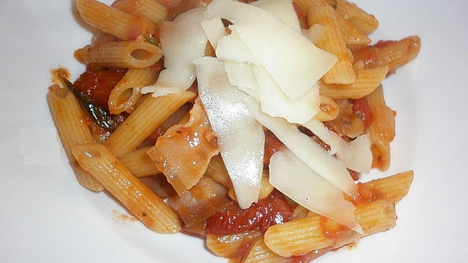 Penne s rajčatovou omáčkou, sušenými rajčaty, pancettou a pecorinem