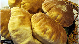 Pita chléb s čerstvou syrovátkou a žitnou moukou
