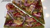 Pizza z dýňové mouky s červenou cibulí (bez lepku, mléka a vajec)