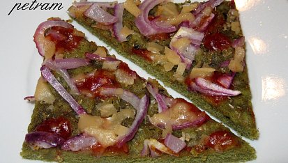 Pizza z dýňové mouky s červenou cibulí (bez lepku, mléka a vajec)
