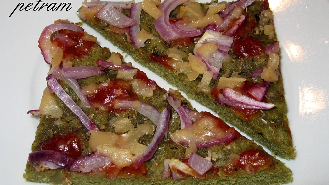 Pizza z dýňové mouky s červenou cibulí (bez lepku, mléka a vajec)