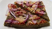 Pizza z dýňové mouky s červenou cibulí (bez lepku, mléka a vajec)