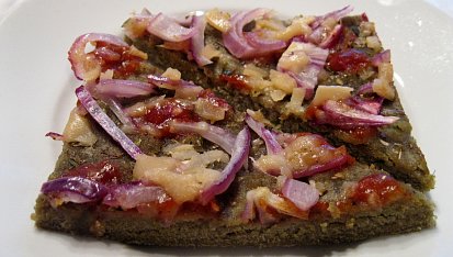 Pizza z dýňové mouky s červenou cibulí (bez lepku, mléka a vajec)