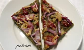 Pizza z dýňové mouky s červenou cibulí (bez lepku, mléka a vajec)