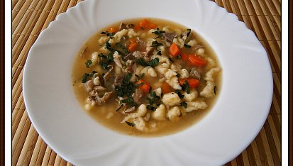 Polévka z vepřových kostí s kapáním