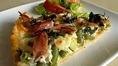 Quiche s parmskou šunkou, sušenými rajčaty, fazolkami a mozzarellou