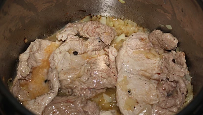 Rajská omáčka z domácího kečupu, maso opečeme z obou stran