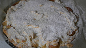 Rebarborový koláč s krupicovou kaší, ve formě čeká na nakrájení